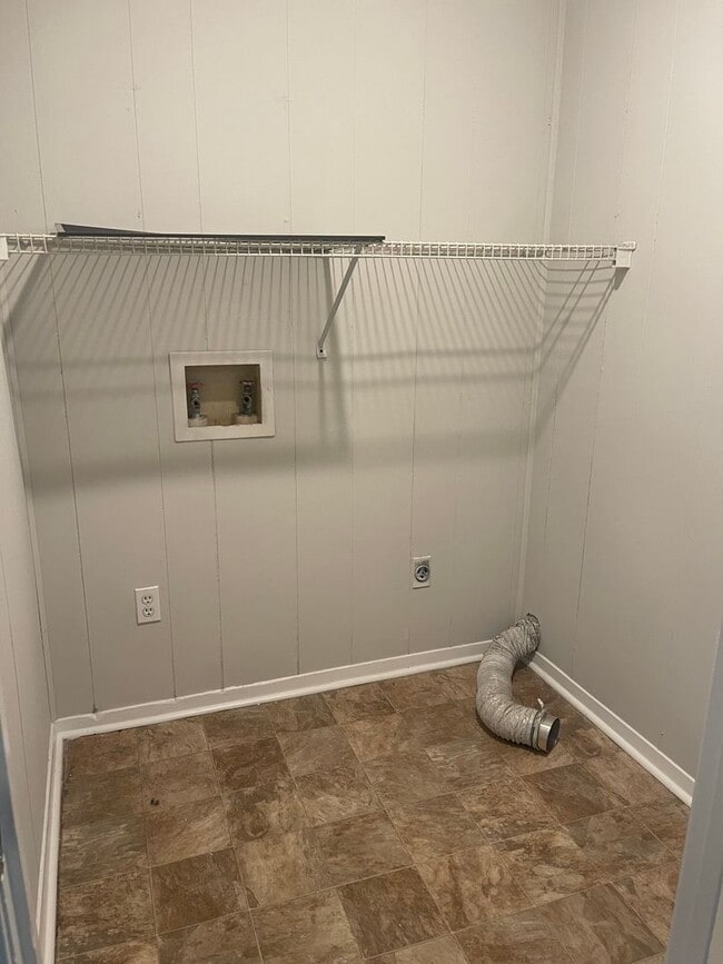 Building Photo - Two Bed/One Bath Centrally Located to West...