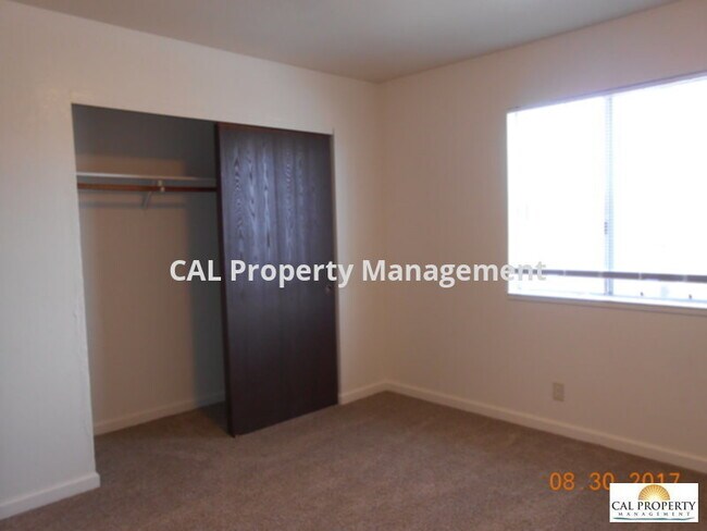 Building Photo - North Salinas 2 Bedroom Apartment!