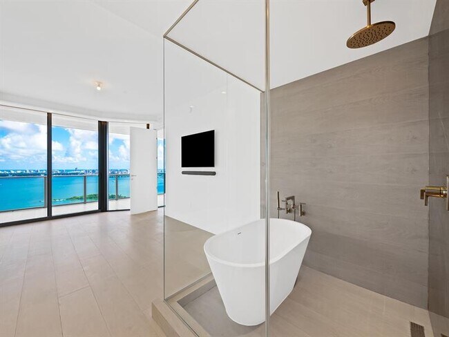 Building Photo - 700 NE 24th St