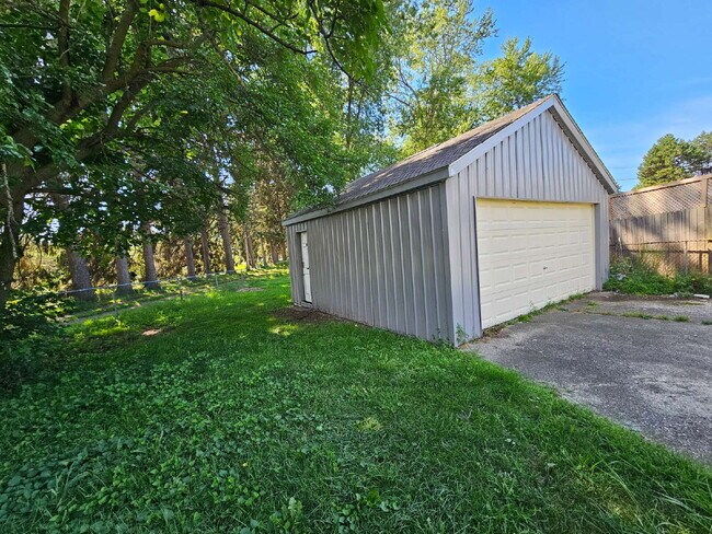Building Photo - Duplex - 2 Bedroom, 2 Full Bathrooms and a 2 Car Garage. Updated Living Space with Hardwood Floor...