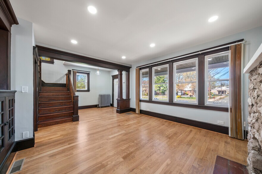 Living room/Foyer - 657 Amboy Ave