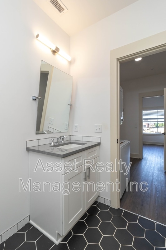 Building Photo - 1110 Franck St