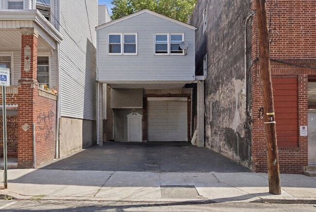 Building Photo - 17 W 18th St