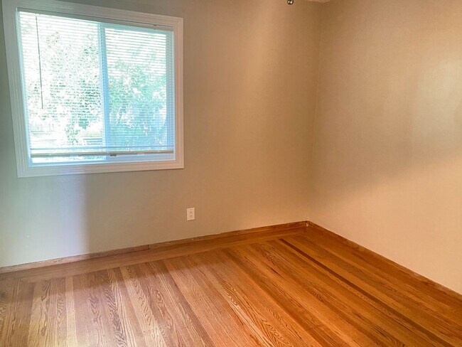 Building Photo - Stunning Three Bedroom House W/ Two Car Garage & Backyard!!