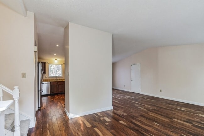 Building Photo - Bright and spacious 4Bd/2.5Bth haven located in a peaceful cul-de-sac!