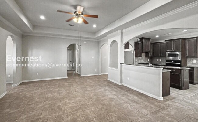 Building Photo - 3 Bed, 2 Bath Home with Fenced Yard & Garage / Pet-Friendly / Available Now!