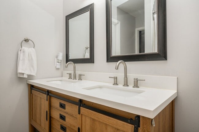 Building Photo - 1221 Charleston Cir