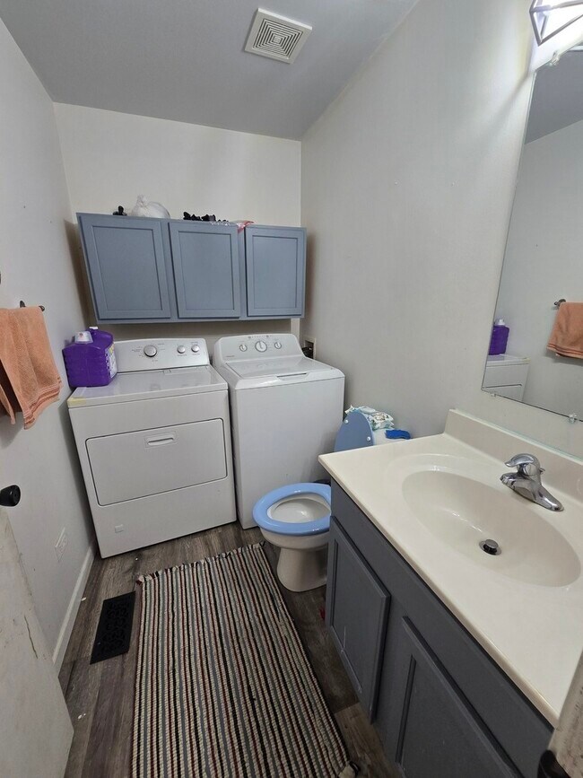 Building Photo - 603 Circle Dr