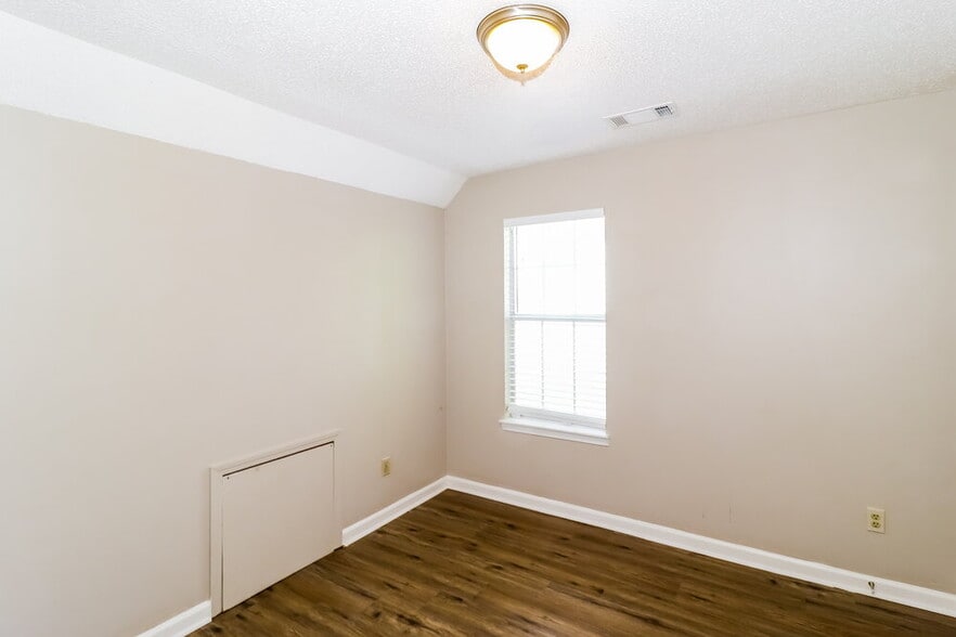 Building Photo - 1834 Dewars Cove N