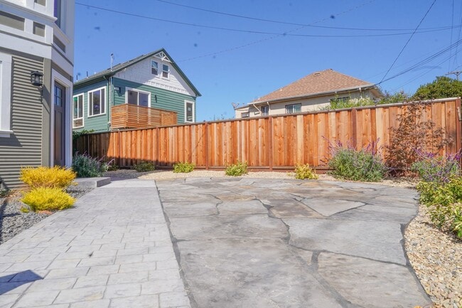 Building Photo - Stunning 2 Bedroom Upstairs Unit In Oaklan...