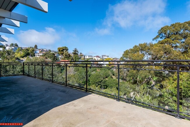 Building Photo - Stunning & Spacious Home | Panoramic Views