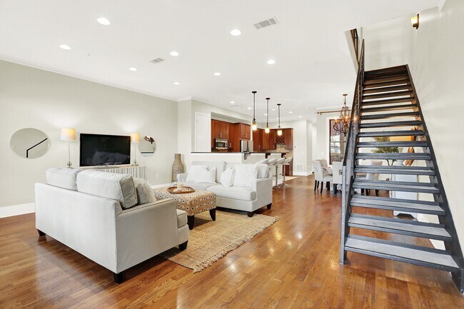 Building Photo - 358 Island Dr