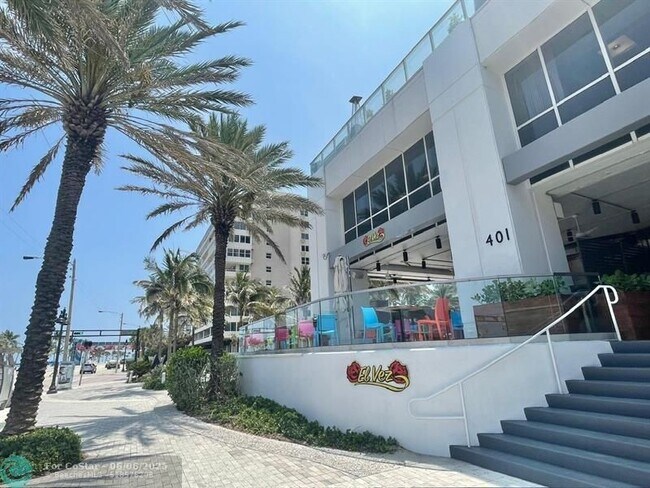 Building Photo - 3000 Riomar St