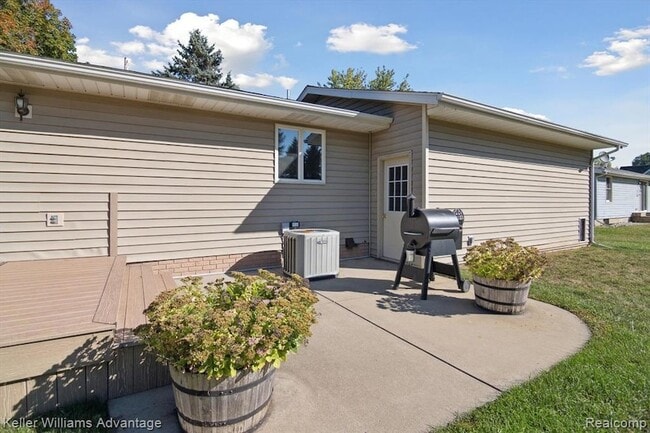 Building Photo - 245 Lynbrook Dr