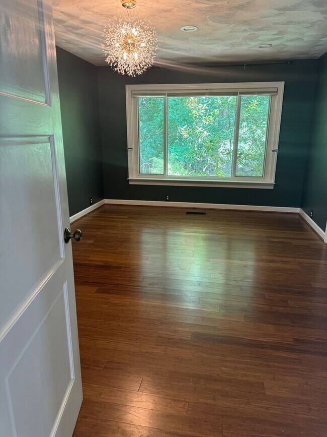 Building Photo - 3/4 Bedroom Single Family Home right off M...