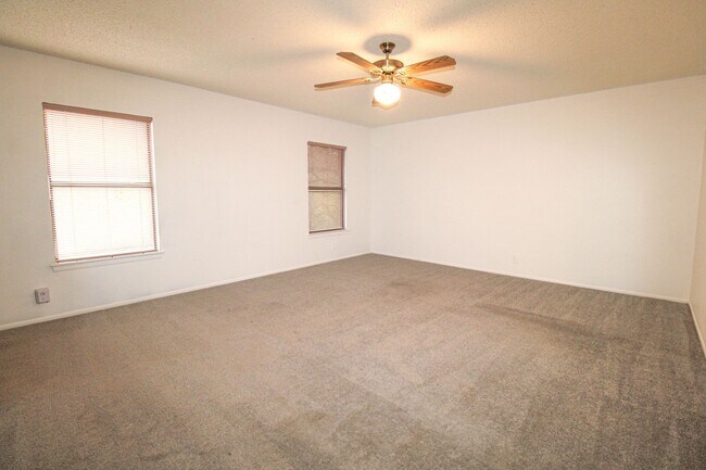 Building Photo - 14018 N Hills Village Dr