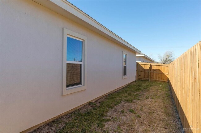 Building Photo - 3405 E Zinnia Ave
