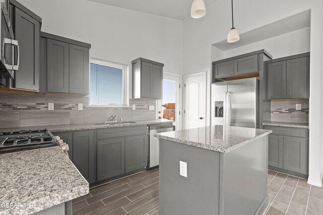 Building Photo - 1041 Summer Lake St