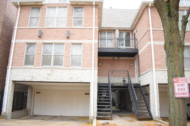 Primary Photo - 2851 N Southport Ave