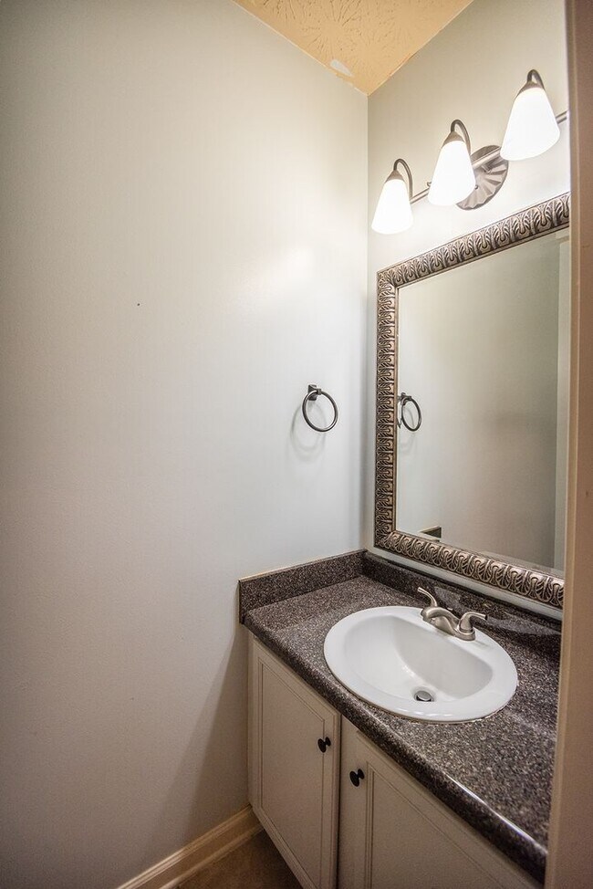 Building Photo - Beautiful home available today!