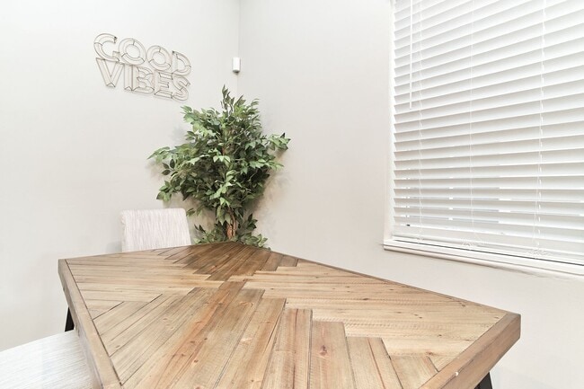 Building Photo - Fully Furnished 2BD Duplex in the Heart of downtown Indy!