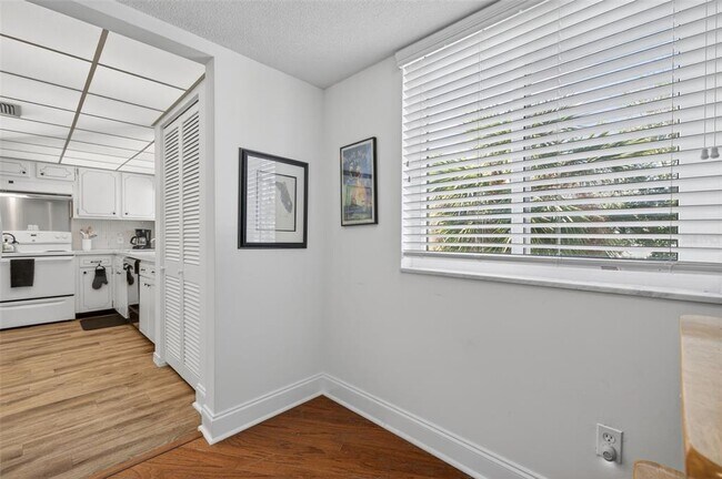 Building Photo - 1200 N Shore Dr NE