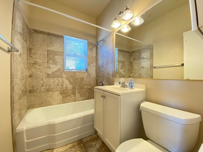 Building Photo - Move-In Ready! 1BR w/ AC & Parking Near Li...