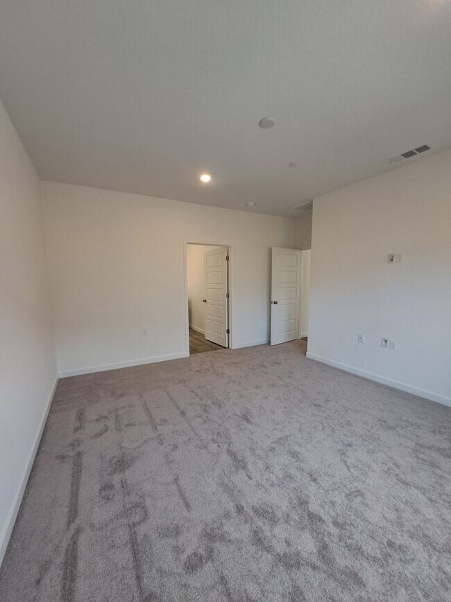 Building Photo - Beautifully Built Home! 3 bed, 2 bath