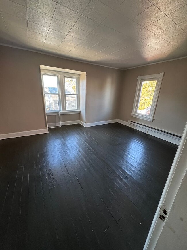 Building Photo - 556 Salem Ave