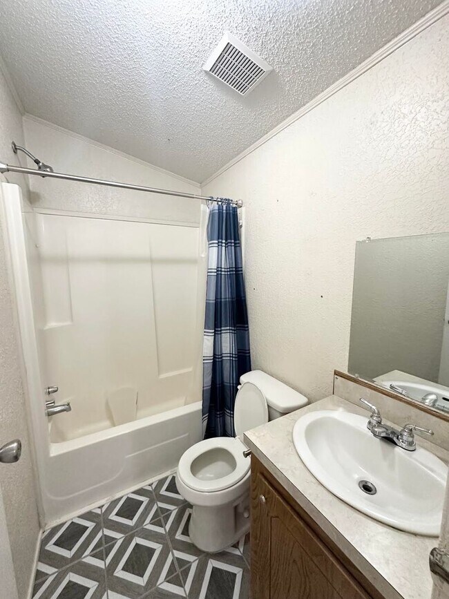 Building Photo - 3 Bed 2 Bath Sitting on 2 Acres