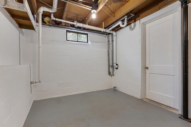 Building Photo - 11611 Maple Ave