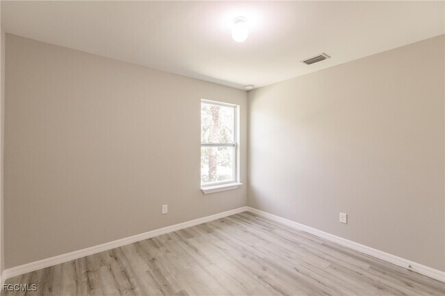 Building Photo - 902 Lytle St E