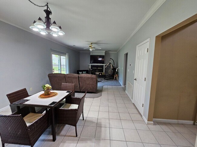 Building Photo - Beautiful family home in Great Neighborhood