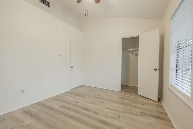 Building Photo - 11901 Swearingen Dr