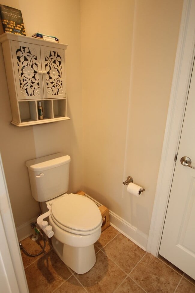 Building Photo - Beautiful Furnished Home Close to Bethany ...