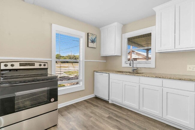 Building Photo - Cozy 2 Bedroom 1 Bath Duplex in Cleburne TX. 50% off One Month’s Rent!