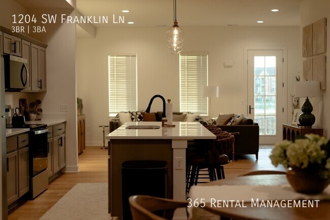 Building Photo - 1204 SW Franklin Dr