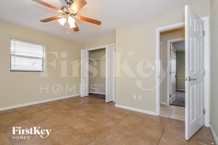 Building Photo - 501 Greenview Terrace