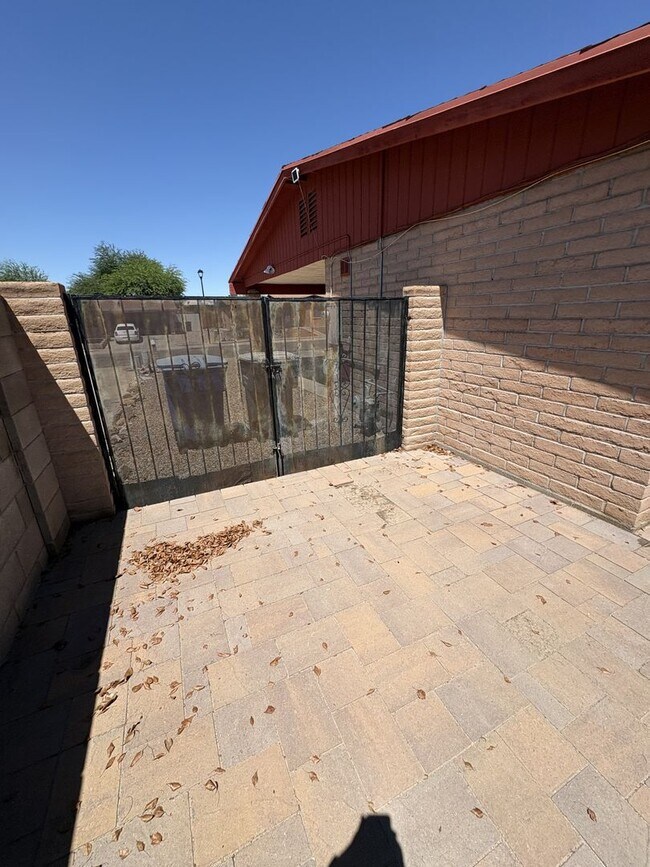 Building Photo - Convenient location in Midvale Park Close to all your needs