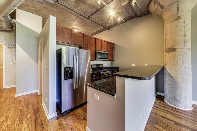 Building Photo - 1071 W 15th St