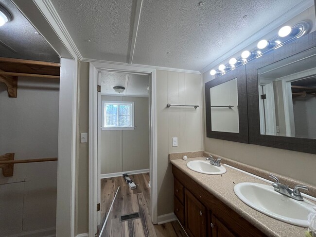 Building Photo - 3 Bed/2 Bath Mobile Home