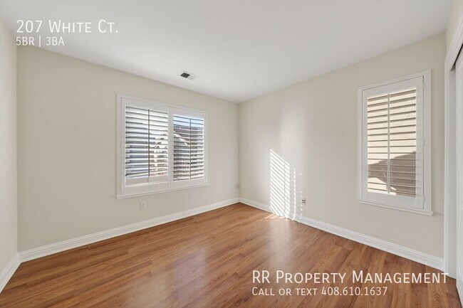 Building Photo - 207 White Ct