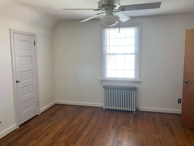 Building Photo - Newly Renovated 3 bedroom, 2.5 bath home