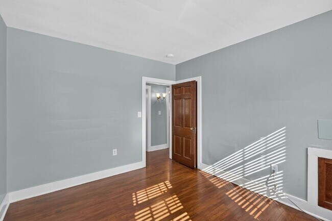 Building Photo - 318 61st St