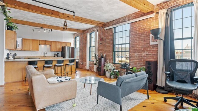 Building Photo - 407 Pine St