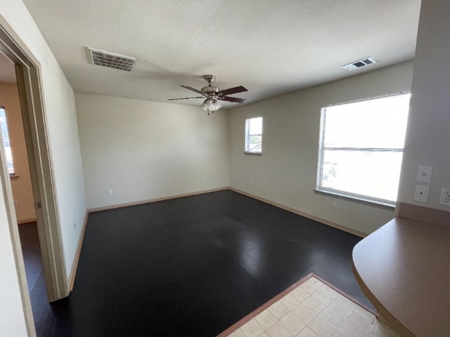 Building Photo - 1Bed/1Bath Garage Apartment in Brentwood