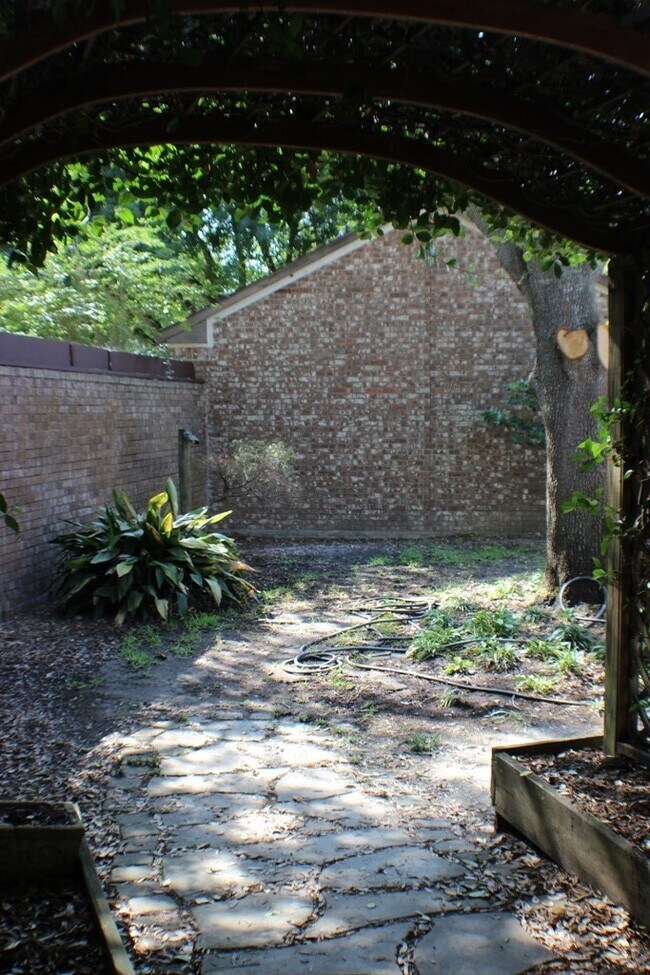 Building Photo - 16723 Clear Oak Way