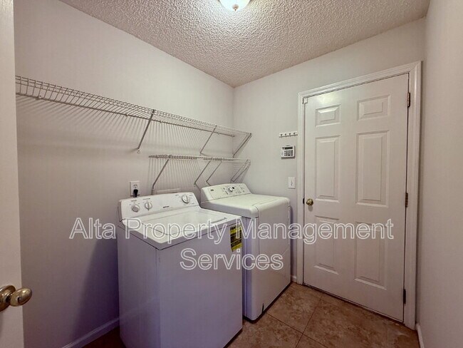Building Photo - 2462 Coachman Lakes Dr
