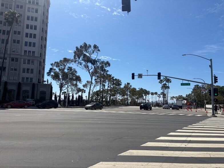 Building Photo - 933 E 1st St