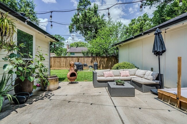 Building Photo - 715 Thistlewood Dr